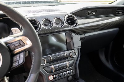 Mobilhållare Ford Mustang från 2015-2023 | För montering till höger om mittskärmen