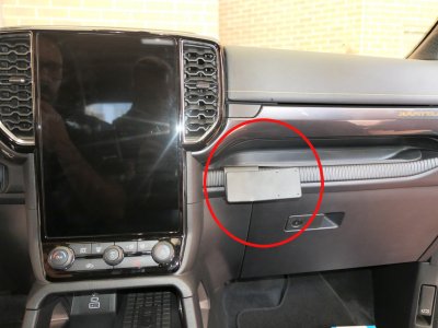 Mobilhållare Ford Ranger från 2023- | För montering till höger om mittskärmen (större modell)