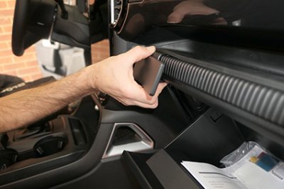 Mobilhållare för montering till höger om mittskärmen (större modell) Ford Ranger från 2023-