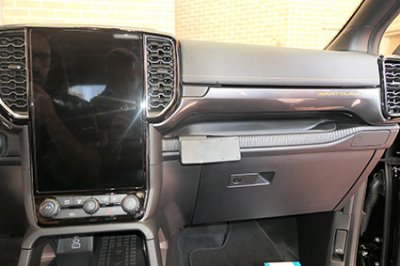 Mobilhållare Ford Ranger från 2023- | Höger om mittskärmen (större modell)