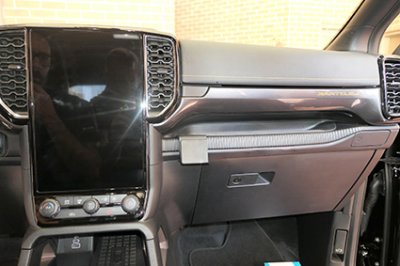 Mobilhållare Ford Ranger från 2023- | Höger om mittskärmen (mindre modell)