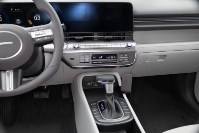 Mobilhållare Hyundai KONA från årsmodell 2023-