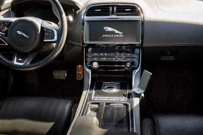 Mobilhållare Jaguar XE från 2020- och nyare | För montering till höger om mittkonsolen
