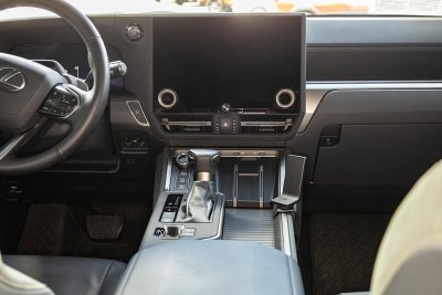 Mobilhållare Lexus GX från 2024- och framåt | För montering till höger om mittkonsolen