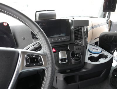 Mobilhållare Mercedes Arocs från 2020- och nyare | För montering till höger under mittskärmen