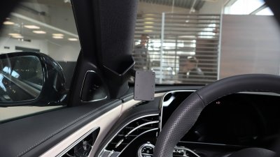 Mobilhållare Mercedes E-klass från 2024- och nyare | För montering på vänster A-stolpe