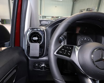 Mobilhållare till Mercedes Vito 2024- | För montering till vänster om ratten