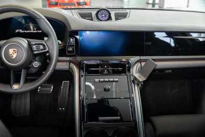 Mobilhållare Porsche Panamera från 2024- och nyare | För montering till höger om mittkonsolen