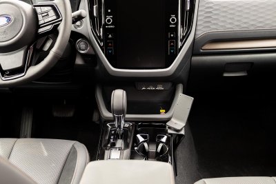 Mobilhållare till Subaru Forester från 2025- | Modellanpassad