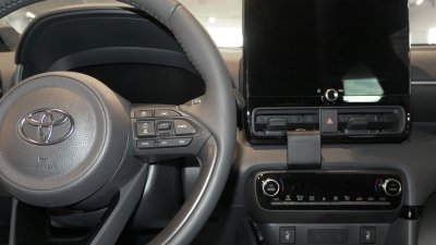 Mobilhållare Toyota Yaris från 2024- | För montering under mittskärmen