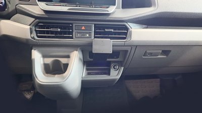 Mobilhållare Volkswagen Crafter från 2025- och nyare | För montering till höger under ventilationsutblås (endast Automat)