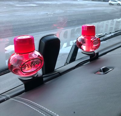 Poppyfäste för framrutan till Volvo FH Version 4 från 2013-2020