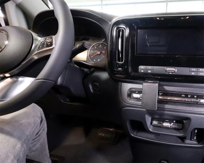 Mobilhållare Mercedes Vito från 2024- | Unider mittskärmen