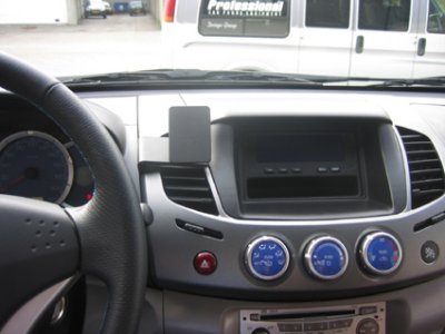 Mobilhållare Mitsubishi L200 från 2006-2015