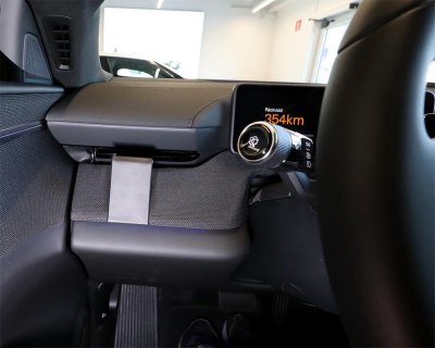Mobilhållare Polestar 4 från 2024- | För montering till vänster om ratten