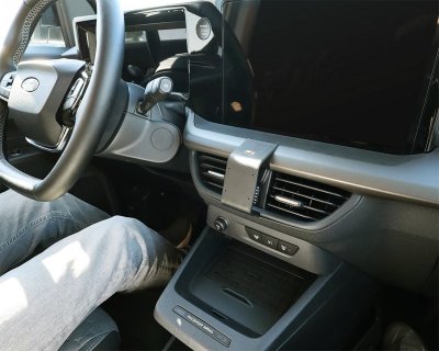 Mobilhållare Ford Transit Courier 2023- | För montering under mittskärmen