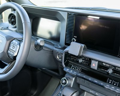 Mobilhållare Toyota Land Cruiser 2024- | Montering till vänster under mittskärmen