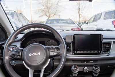 Mobilhållare Kia Rio från år 2022-