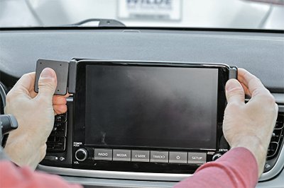 Montering av Proclip mobilhållare till Kia Rio från 2022-