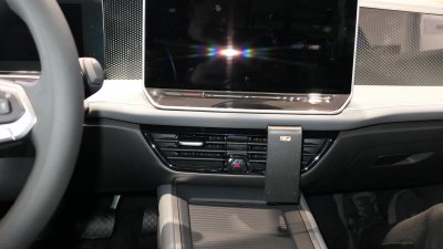 Mobilhållare Volkswagen Passat från 2024- och nyare