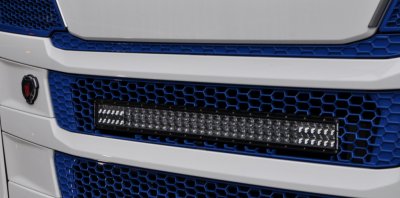 Infälld RIGID LED-ramp i frontluckan till Scania R/S C20 från 2017-
