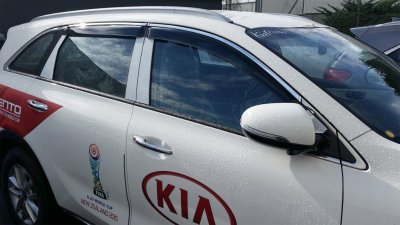 Vindavvisare i mörktonad plast och kromlist till Kia Sorento 2015-2020