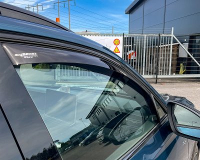 Vindavvisare Volkswagen Tiguan från 2024- | Mörktonade